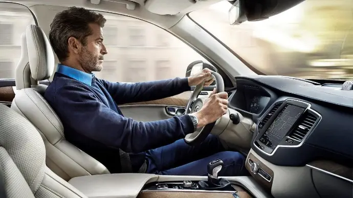 Conductor al volante en El Vendrell tras renovar el carnet; psicotécnico, DGT y provisional al momento (20 min).